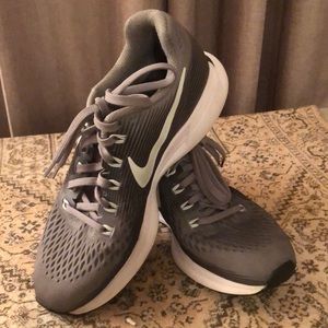 NIKE ZOOM Pegasus 34 size 7.5